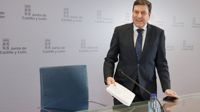 Rubén Cacho / ICAL. El consejero de Economía y Hacienda, Carlos Fernández Carriedo, comparece en rueda de prensa posterior al Consejo de Gobierno.