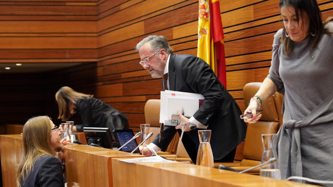 Miriam Chacón - El portavoz de Podemos Pablo Fernández conversa con el presidente de las Cortes Carlos Pollán tras la votación referida a la designación de una terna para cubrir una plaza de magistrado en el Pleno de las Cortes