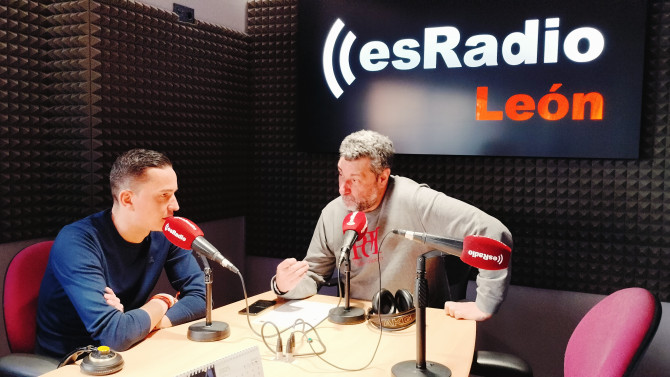 Manos Arriba / El doctor Eduardo Hortelano durante la entrevista en el programa de EsRadio León Manos Arriba 