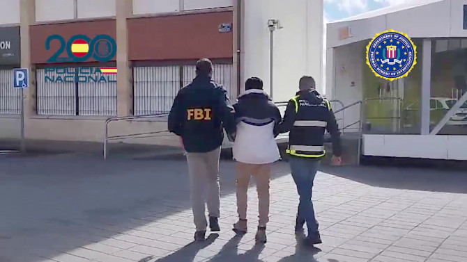 Agentes de la Policía Nacional y un miembro del FBI, en la operación de detención del fugitivo estadounidense en Astorga.