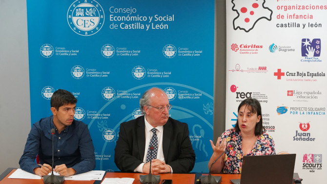 ICAL. El presidente del CES de Castilla y León, Enrique Cabero; la técnica de la Plataforma de la Infancia en España, Débora Quiroga, y el presidente en Castilla y León de este organismo, Abel Díez, presentan la Encuesta de condiciones de vida con enfoque de infancia en la Comunidad.