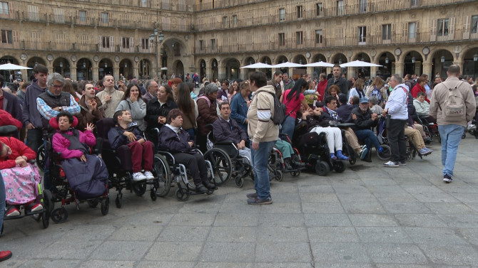 Personas con parálisis cerebral junto a sus familiares en la lectura del manifiesto en la Plaza Mayor de Salamanca.