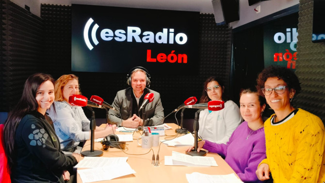 De Izda. a Dcha. Verónica Hortigüela, Neuropsicóloga, Carmen Rguez. Directora del centro, Arturo Martínez, Dtor. Es la Mañana de León, Marta Fidalgo, Logopeda, Ana Cazalla, Terapeuta Ocupacional, Sara Rivas, Fisioterapeuta