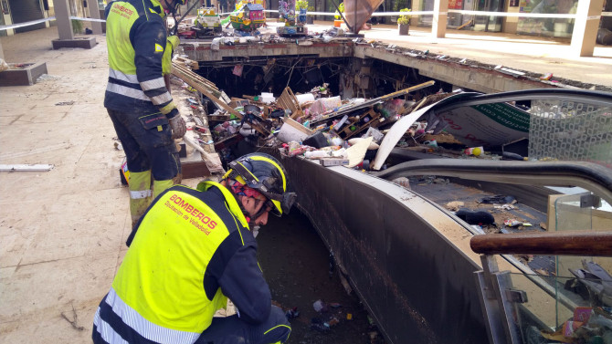 ICAL. Bomberos de la Diputación de Valladolid revisan las rampas mecánicas y los ascensores del centro comercial Bonaire.