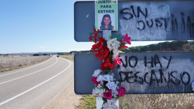 ICAL. Ofrenda floral en el lugar donde encontraron a Esther López, vecina de Traspinedo, Valladolid, que apareció muerta en una cuneta.