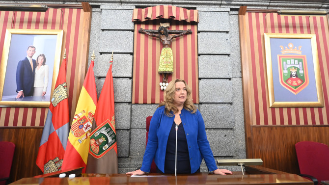 ICAL. La alcaldesa de Burgos, Cristina Ayala, en el pleno municipal donde se ha roto el pacto de gobierno PP-VOX.