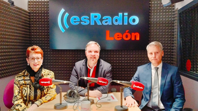 Àlex Fusté, economista jefe Andbank (Dcha.) y Mª Jesús Soto, Directora en León (Izda.) durante la entrevista en 'Es la Mañana de León' con Arturo Martínez (centro)