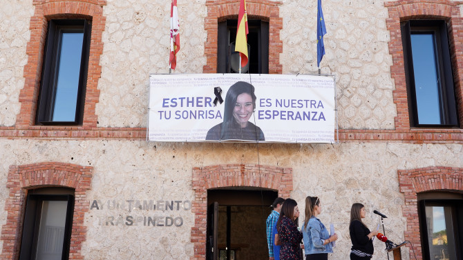 ICAL | Miriam Chacón. Intervención de Inés, hermana de la fallecida, en la concentración ''Esther, Traspinedo no te olvida'' de apoyo a la familia de la joven, en la plaza Mayor de la localidad.