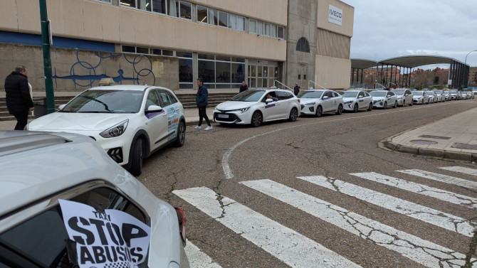 Decenas de taxistas con sus vehículos en una calle de Valladolid durante la protesta contra las aseguradoras.