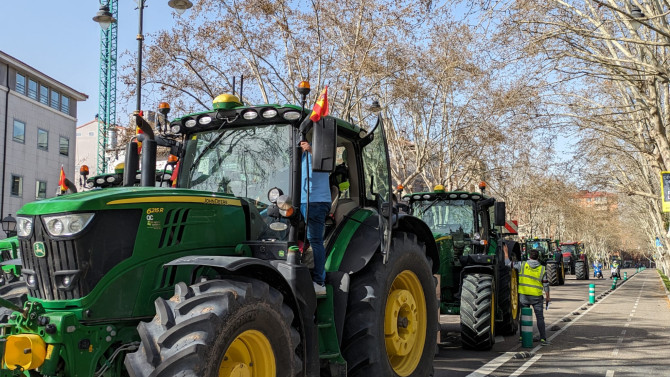 Grupo de agricultores con tractores manifestándose en las calles de Valladolid en demanda de medidas justas para el regadío.