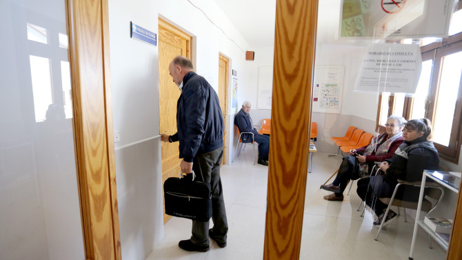 Leticia Pérez / ICAL . El médico de Familia Miguel Ángel Castilla llega al consultorio local de Viloria del Henar (Valladolid), donde atiende a sus pacientes