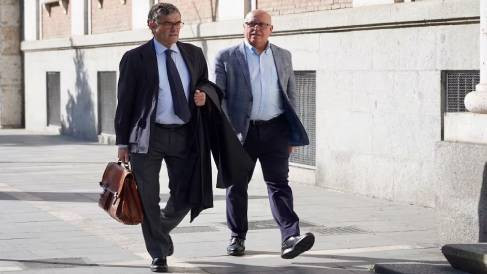  Leticia Pérez | ICAL  – Alfonso Centeno, acompañado por su abogado, llegó a la Audiencia Provincial de Valladolid para la apertura del juicio del 'caso Meseta Ski'.