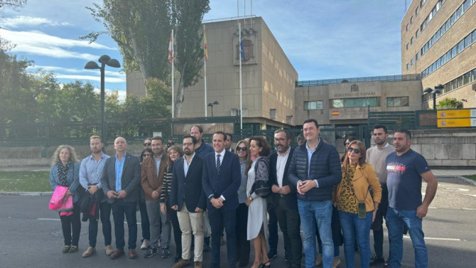 PP Valladolid. Representantes del PP de Valladolid se concentran frente a la subdelegación del gobierno para pedir la dimisión del ministro de Transportes, Óscar Puente, y del presidente, Pedro Sánchez, por la supresión del servicio de autobús a 24 pueblos de la provincia vallisoletana.