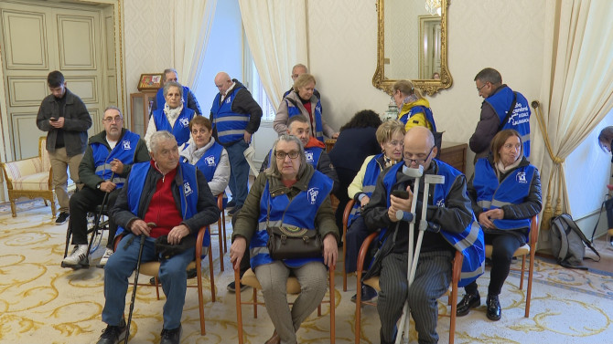 Miembros de la asociación ASDACE durante su recepción en el Ayuntamiento de Salamanca.