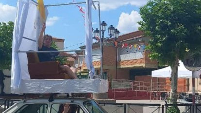 Fragmento del vídeo de Carlos Martínez durante las fiestas de Tardelcuende vestido de forma paródica y subido a un vehículo adaptado como un ‘papamóvil’