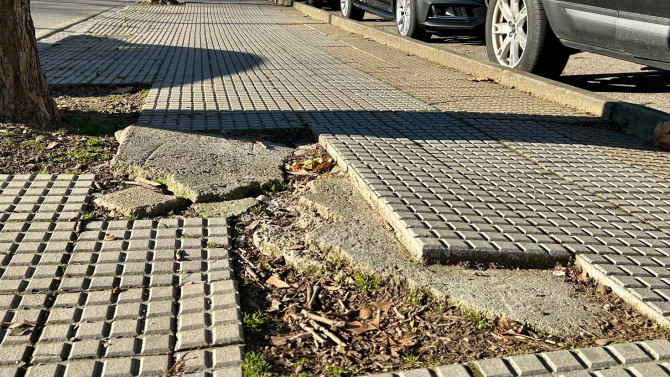 El deterioro de las aceras de la avenida del Castillo es evidente