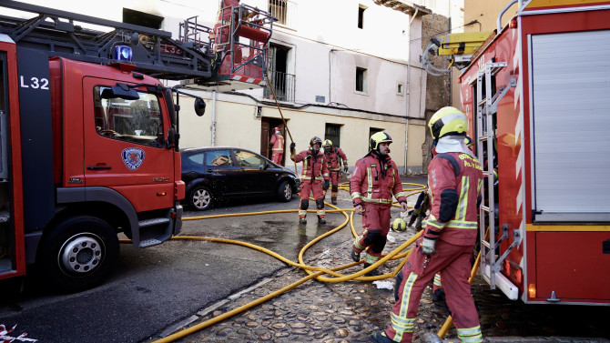 Los bomberos de León intervienen en el incendio de una vivienda en el Barrio Húmedo