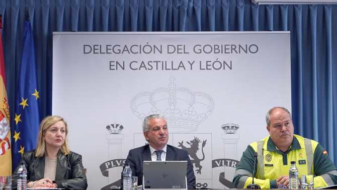 ICAL. El delegado del Gobierno en Castilla y León, Nicanor Sen, acompañado de la coordinadora de Tráfico en la comunidad, Inmaculada Matías, y del teniente coronel de la Guardia Civil, Francisco González.