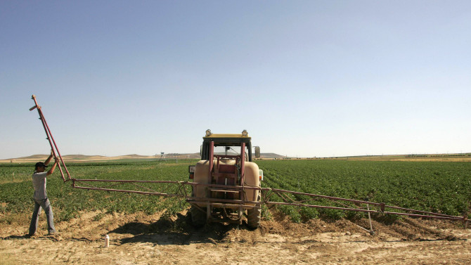 ICAL. Tractor en el medio rural de Castilla y León.