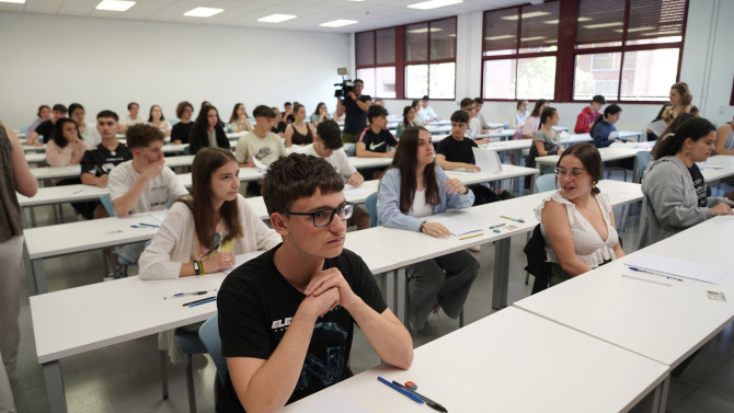 ICAL | Rubén Cacho. Foto de archivo de alumnos durante las pruebas de la Selectividad en 2024 en el distrito de la Universidad de Valladolid