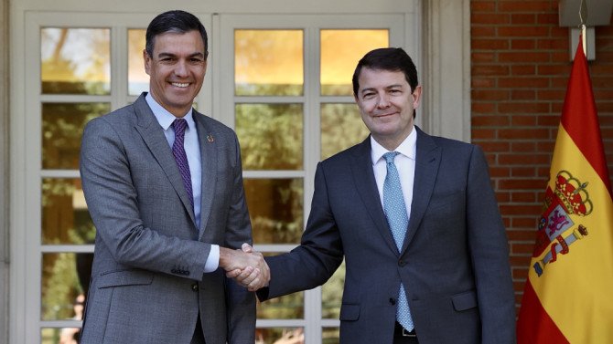 Juan Lázaro / ICAL . El presidente del Gobierno, Pedro Sánchez, recibe al presidente de la Junta, Alfonso Fernández Mañueco.