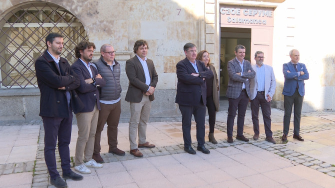 Juan Luis Feltrero, en el medio, rodeado del resto de miembros de su candidatura.