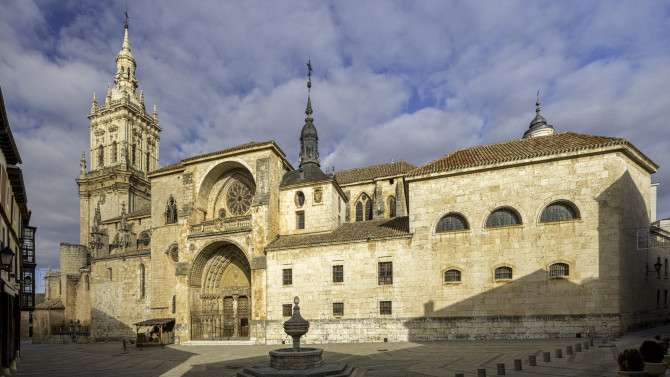 Fachada de la catedral de El Burgo de Osma.