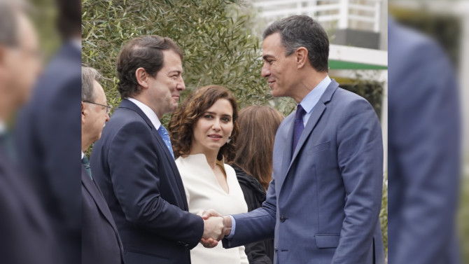 ICAL | Alfonso Fernández Mañueco estrecha la mano a Pedro Sánchez en la pasada Conferencia de Presidentes, ante la mirada de Díaz Ayuso.