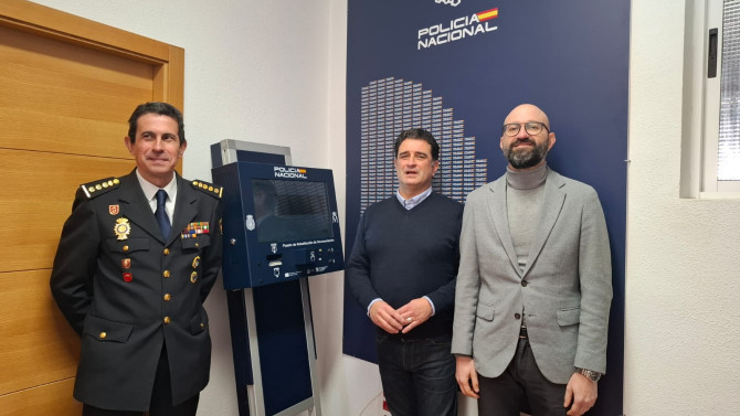 El subdelegado del Gobierno en León y el comisario jefe Provincial de Policía Nacional acompañados por el alcalde de cada localidad inauguran el PADs. / Subdelegación del Gobierno en León