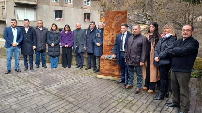 Autoridades asistentes al festival junto a la mantenedora