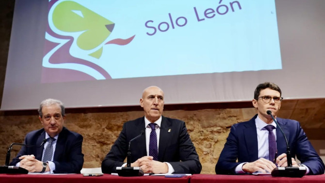 El alcalde de León, José Antonio Díez, durante la presentación del informe jurídico sobre la autonomía para la Región Leonesa (Foto: Campillo/ICAL)