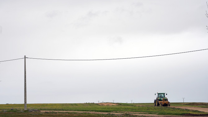 Miriam Chacón / ICAL . Un tractor avanza por un camino en Moraleja de Matacabras