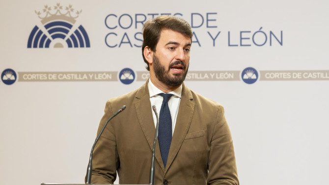 ICAL. El portavoz de VOX en las Cortes, Juan García-Gallardo, y el portavoz adjunto, Carlos Menéndez, presentan una proposición para cambiar el Diálogo Social.