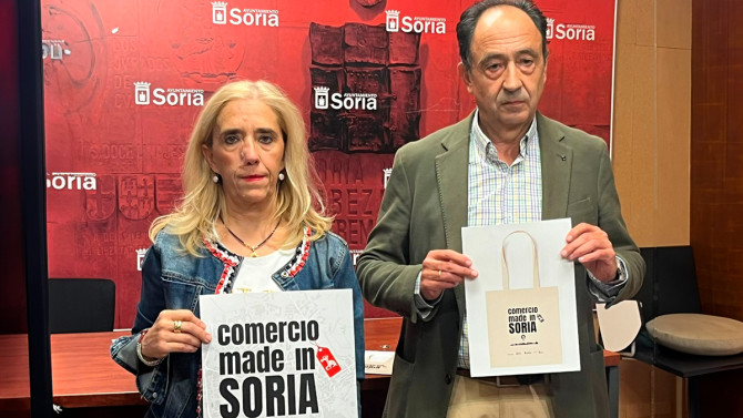 Teresa Valdenebro, concejala, y Manuel López, representante del Junta, durante la presentación. 