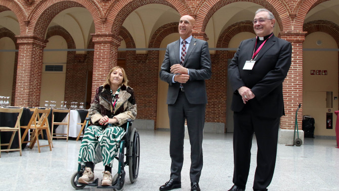 El alcalde de León, José Antonio Díez, con el Obispo, Luis Ángel de las Heras y la presidenta de la Hospitalidad de Nuestra Señora de Lourdes de León, María Eugenia Laso. / ICAL