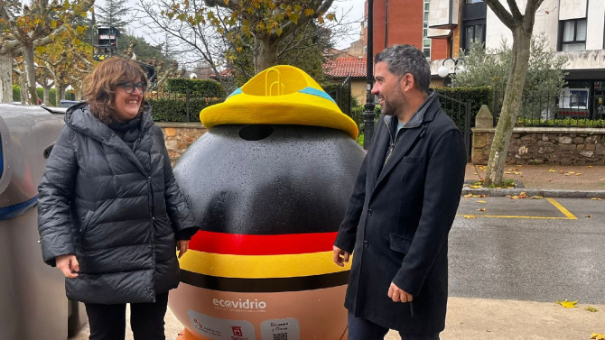 La concejala de Servicios Locales, Ana Alegre, y el gerente de Ecovidrio en Castilla y León, José Carlos Agustina, junto a uno de los contenedores. 