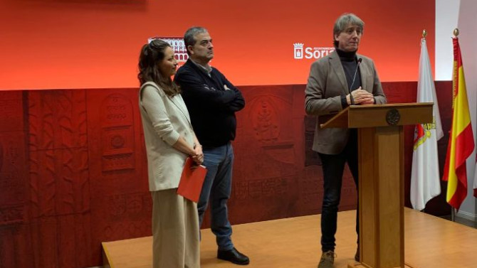 La técnico Carolina Sánchez, junto a Alberto Santamaría, presidente de la Cámara de Comercio, y Carlos Martínez Mínguez, alcalde de Soria, en la presentación de la web. 