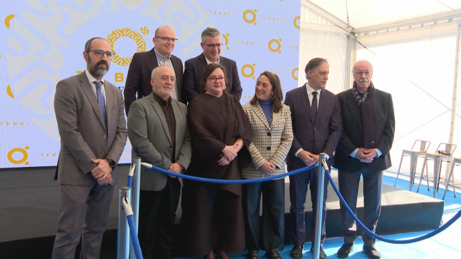 Momento de la colocación de la primera piedra de la fábrica de Tebrio.