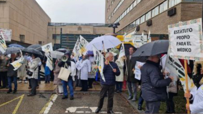 Decenas de médicos concentrados frente a la Delegación del Gobierno en Castilla y León, mostrando pancartas en rechazo al borrador del Estatuto Marco.