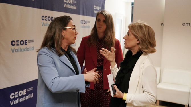 Rubén Cacho - La presidenta de CEOE Valladolid, Ángela de Miguel, la consejera de Movilidad y Transformación Digital de la Junta, María González Corral, y la presidenta de Faconauto, Marta Blázquez, clausuran la II Jornada de Automoción de Castilla y León