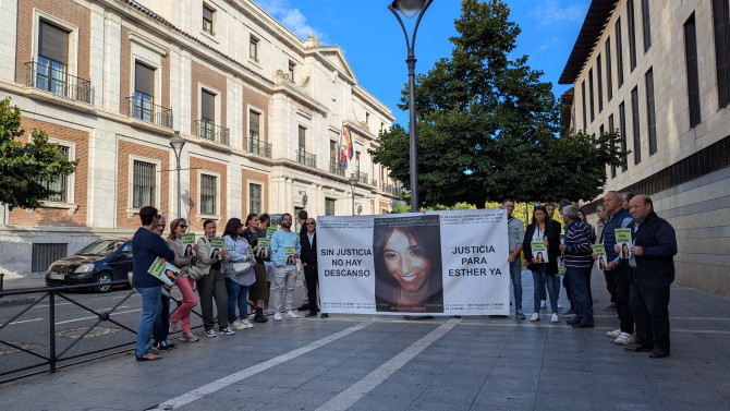 Familiares y amigos de Esther López, incluyendo a su hermana y padre, se manifiestan en las puertas del juzgado con carteles pidiendo justicia.