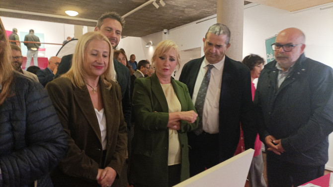 La consejera de Industria, Comercio y Empleo, Leticia García, en el centro de la imagen, durante la inauguración de la jornada.