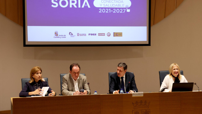 El consejero de Economía y Hacienda, Carlos Fernández Carriedo, junto al presidente de la Diputación, Benito Serrano, y la Delegada Territorial, Yolanda de Gregorio. 