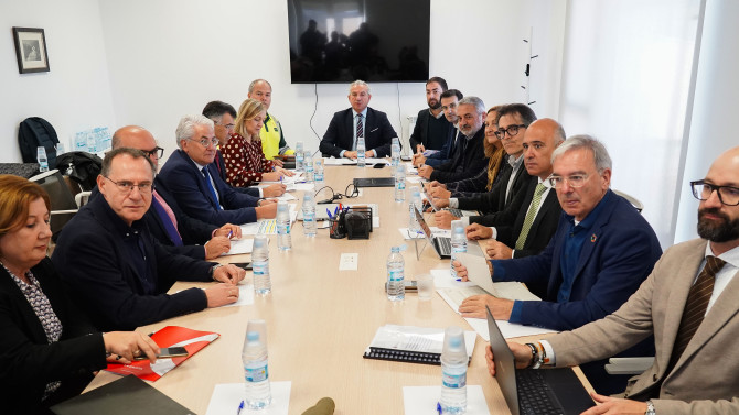 El delegado del Gobierno en Castilla y León, Nicanor Sen, ha presidido hoy la Comisión de Asistencia en materia de vialidad invernal, celebrada en el Centro de Conservación de Carreteras de León / ICAL-Campillo