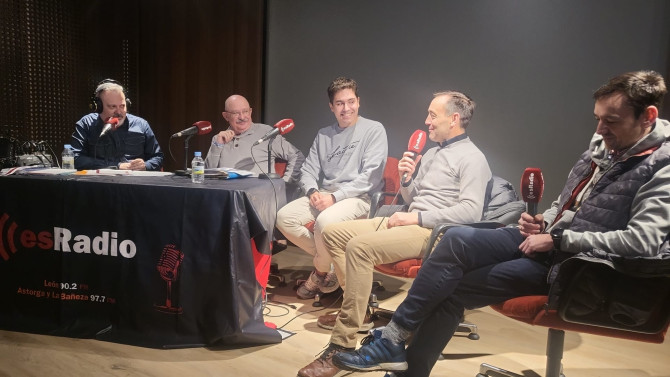 Es La Mañana de León realiza su programa desde  el salón de actos de la Biblioteca Pública de Astorga