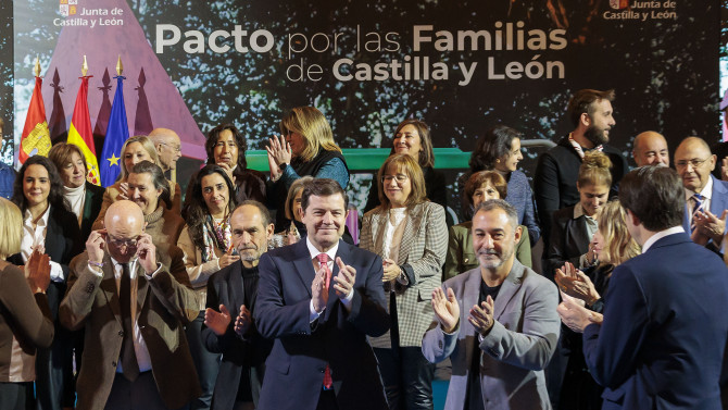 JCyL | Alfonso Fernández Mañueco y representantes de entidades sociales durante la firma del pacto social por las familias en Valladolid.