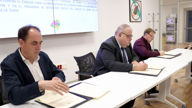 Benito Serrano, presidente de la Diputación, el consejero de Sanidad, Alejandro Vázquez, y el presidente de la Junta Provincial de la Asociación Española Contra el Cáncer (AECC), Jesús Manuel Aguarón Pérez, en la firma del protocolo. 