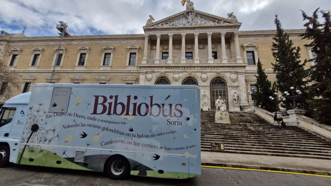 El bibliobús de la Diputación junto a la fachada de la Biblioteca Nacional de España. 