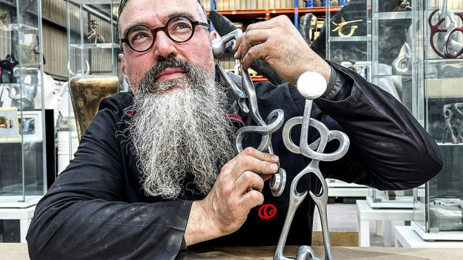 El artista Óscar Martín posa junto al galardón de los Premios Diagnóstico,