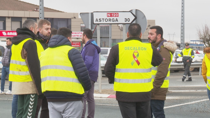 Los agricultores de Decaleón protestan en la glorieta del polígono de Villadangos del Páramo.